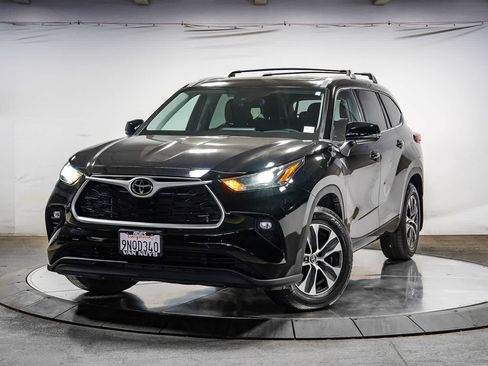 Used 2022 Toyota Highlander XLE FWD image 1