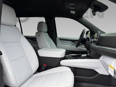 New 2025 Chevrolet Suburban Premier image 9