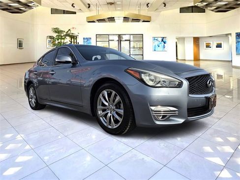 Used 2017 INFINITI Q70 3.7 image 1