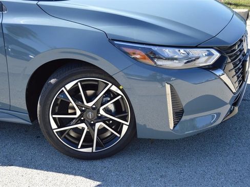 Used 2025 Nissan Sentra SR w/ SR Premium Package image 10