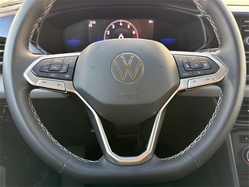 Certified 2022 Volkswagen Taos SE image 30
