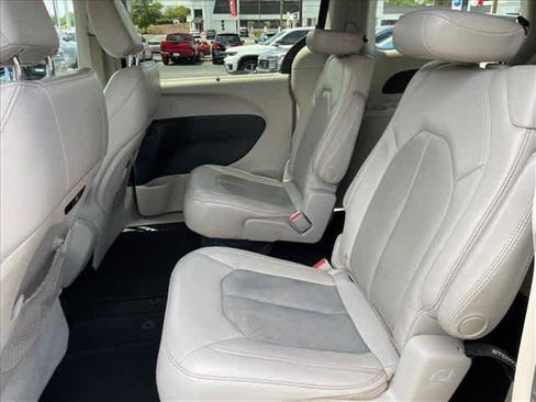 Used 2021 Chrysler Pacifica Touring-L FWD image 13