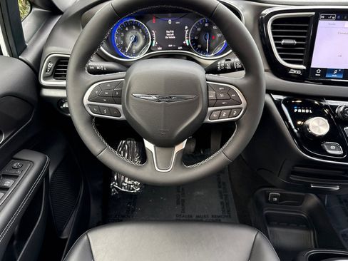 Used 2025 Chrysler Voyager LX image 15