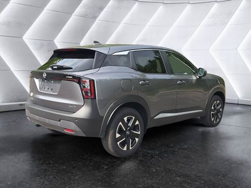 Used 2025 Nissan Kicks SV AWD/4WD image 5