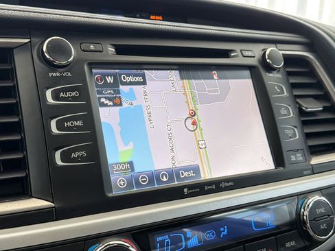 Used 2017 Toyota Highlander XLE image 25