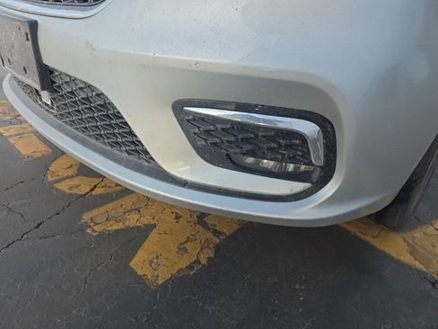 Used 2024 Chrysler Pacifica Touring-L image 10