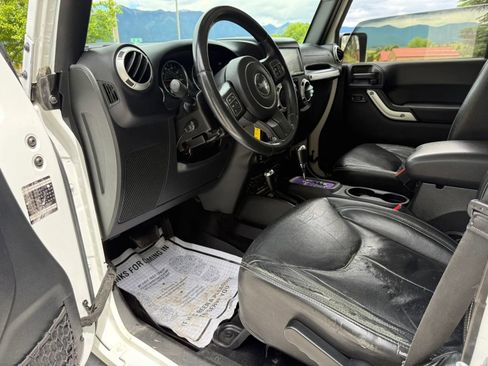 Used 2015 Jeep Wrangler Unlimited Sahara w/ Connectivity Group AWD/4WD image 7