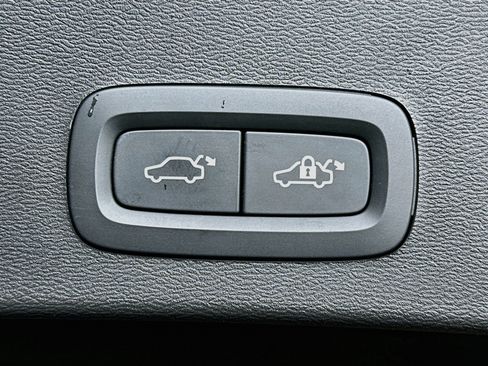 Used 2025 Volvo XC40 B5 Plus AWD/4WD image 32