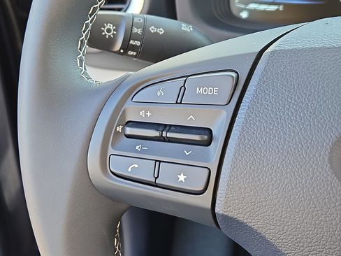 Certified 2025 Hyundai Venue Limited FWD image 23