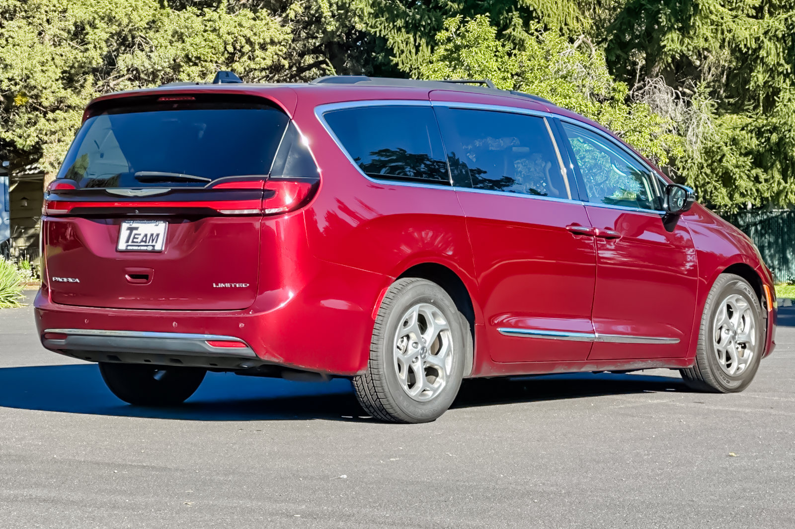 Used 2023 Chrysler Pacifica Limited FWD image 4