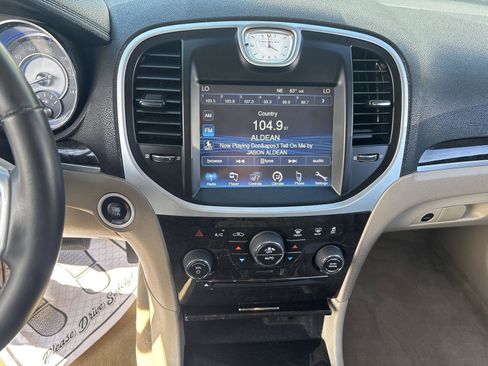 Used 2014 Chrysler 300 RWD image 20