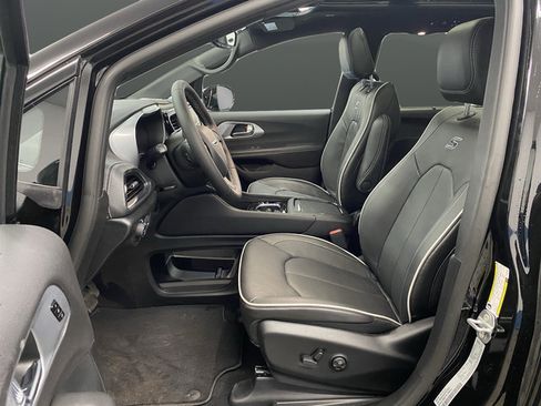 New 2026 Chrysler Pacifica Limited w/ S Appearance Package AWD/4WD image 4