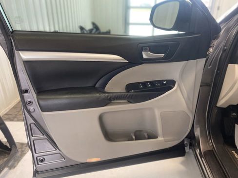 Used 2014 Toyota Highlander XLE AWD/4WD image 8