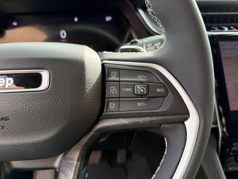 Used 2023 Jeep Grand Cherokee Limited w/ Black Appearance Package image 22