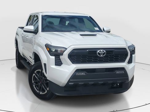 Used 2025 Toyota Tacoma TRD Sport RWD image 2