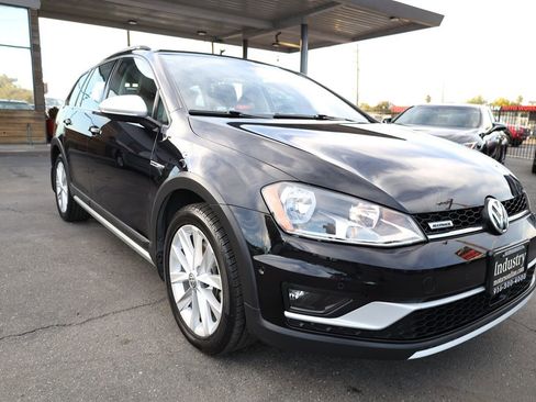 Used 2017 Volkswagen Golf S image 34