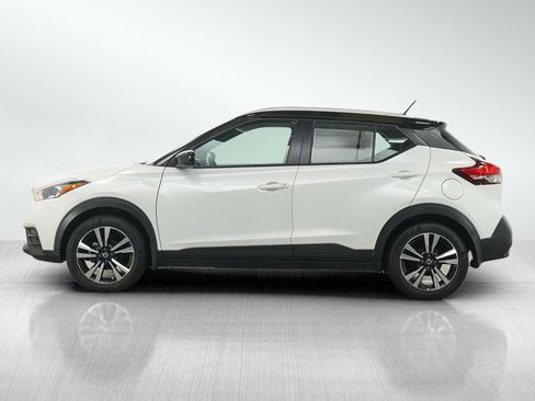 Used 2018 Nissan Kicks SV FWD image 2
