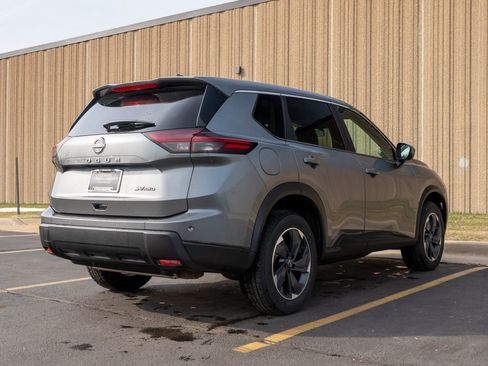 Used 2024 Nissan Rogue SV AWD/4WD image 9