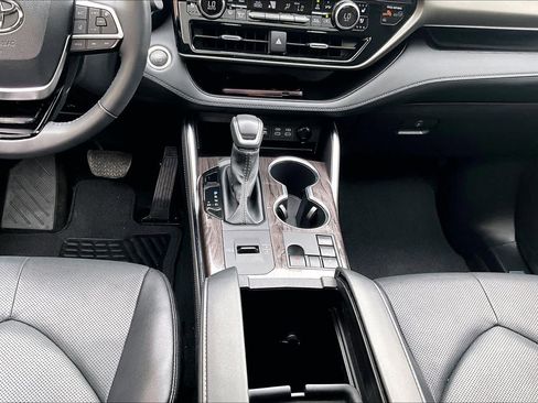 Certified 2025 Toyota Highlander Limited FWD image 17