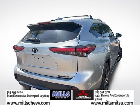 Used 2022 Toyota Highlander XLE AWD/4WD image 3