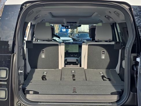 New 2026 Land Rover Defender 130 X-Dynamic SE image 13