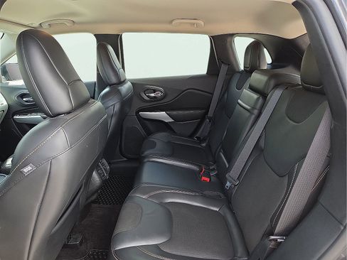 Used 2018 Jeep Cherokee Latitude Plus w/ Comfort/Convenience Group FWD image 10