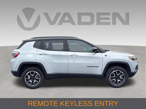 Used 2025 Jeep Compass Trailhawk AWD/4WD image 6
