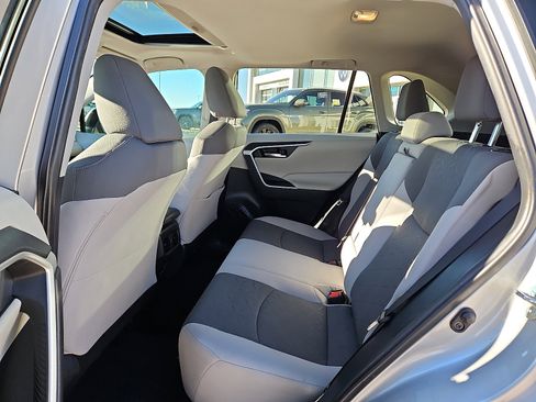 Used 2020 Toyota RAV4 XLE w/ Convenience Package image 9