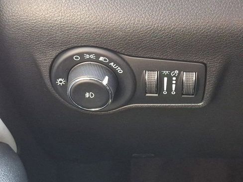 Certified 2023 Jeep Compass Limited image 28