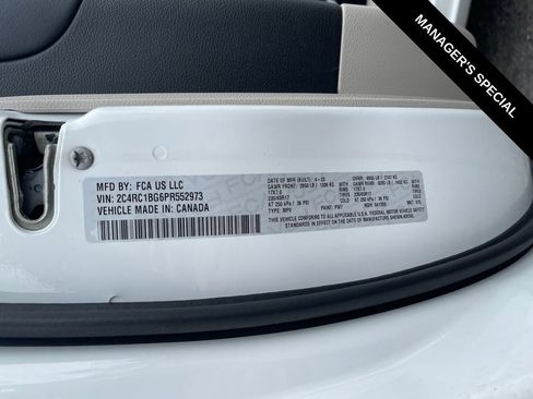Used 2023 Chrysler Pacifica Touring-L FWD image 28