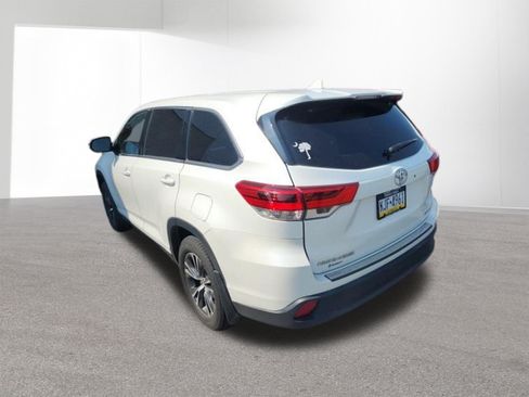 Used 2019 Toyota Highlander Plus AWD/4WD image 2