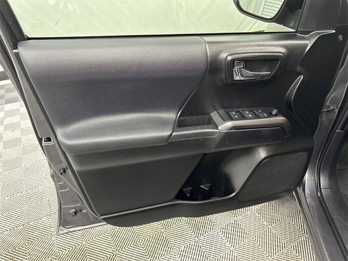 Used 2021 Toyota Tacoma TRD Off-Road image 11