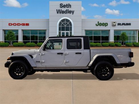 Used 2023 Jeep Gladiator Overland image 3