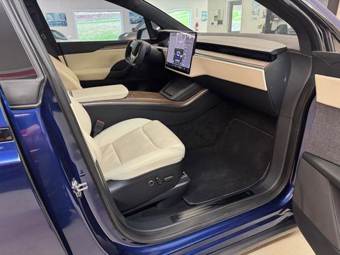 Used 2022 Tesla Model X image 3