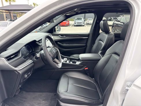 Used 2025 Jeep Grand Cherokee Limited w/ Black Appearance Package image 5