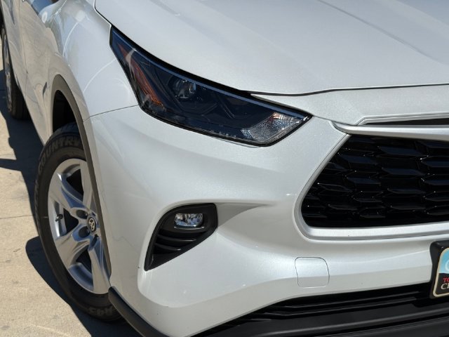 Used 2024 Toyota Highlander LE FWD image 5