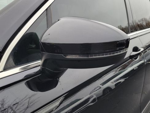 Used 2022 Volkswagen Tiguan SE w/ Panoramic Sunroof Package image 11