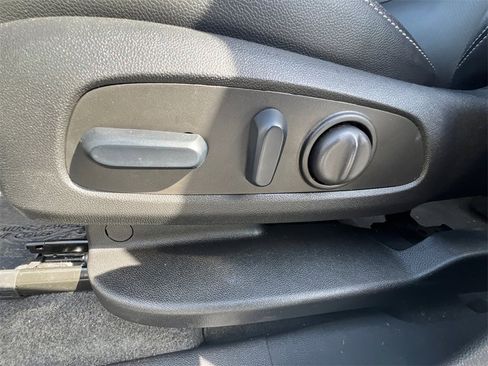 Used 2024 GMC Terrain SLT image 30