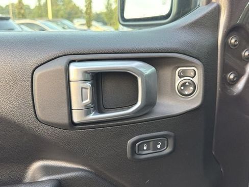 Used 2025 Jeep Wrangler Unlimited Rubicon AWD/4WD image 22