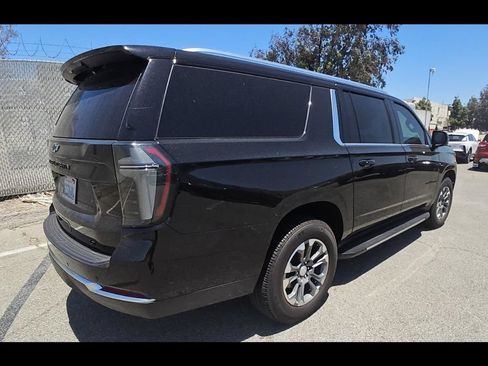 Used 2025 Chevrolet Suburban LT w/ Comfort Package AWD/4WD image 4