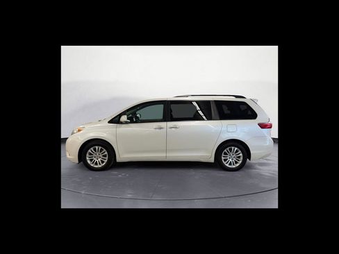 Used 2015 Toyota Sienna XLE FWD image 3