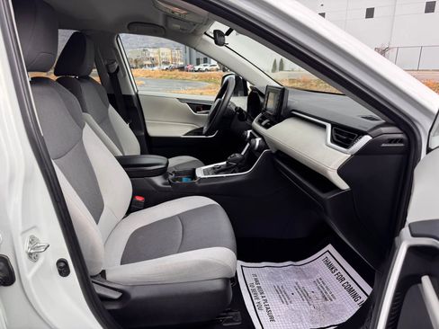 Used 2021 Toyota RAV4 XLE w/ Carpet Mat Package (TMS) image 15