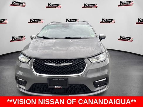 Used 2023 Chrysler Pacifica Limited AWD/4WD image 2