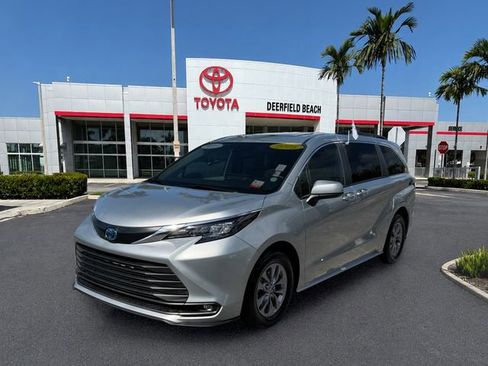 Used 2025 Toyota Sienna XLE FWD image 3