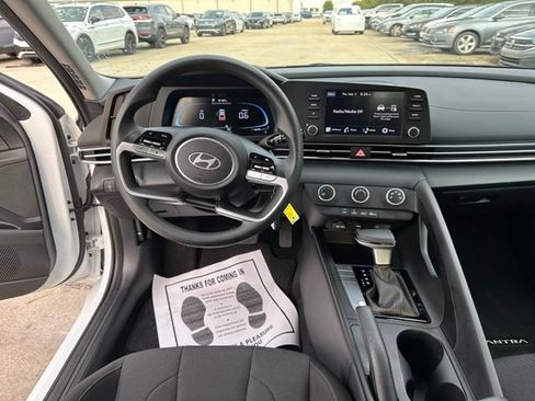 Used 2026 Hyundai Elantra SE FWD image 13