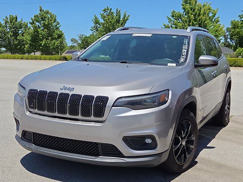 Used 2019 Jeep Cherokee Latitude Plus FWD image 2