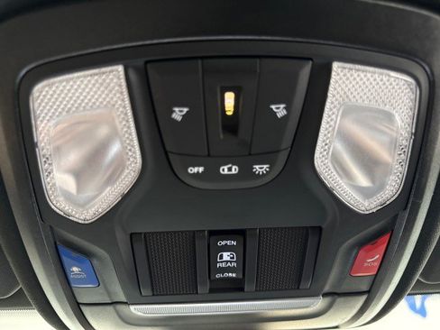 Used 2024 RAM 2500 Tradesman w/ Chrome Appearance Group image 23