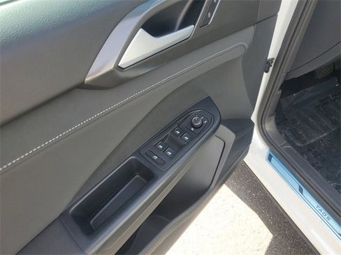 Certified 2025 Volkswagen Taos SE image 15
