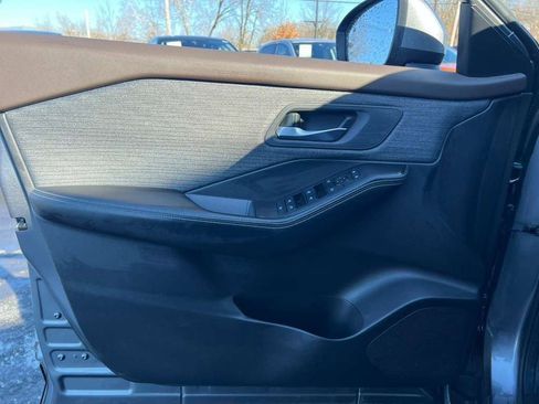 Used 2023 Nissan Rogue SV image 12