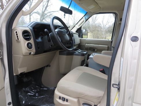 Used 2014 Ford E-250 and Econoline 250 w/ Premium Van Group image 9